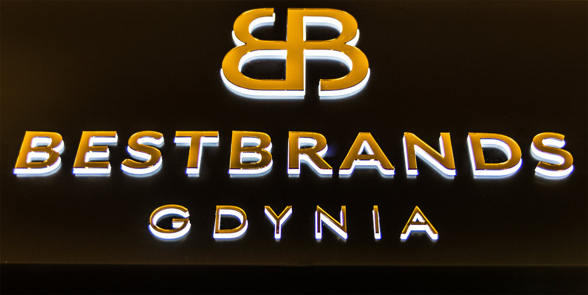 Bestbrands Gdynia - lichtbakreclame boven de ingang